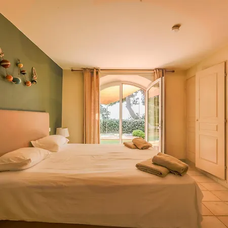 Les Pins Ле-Лаванду